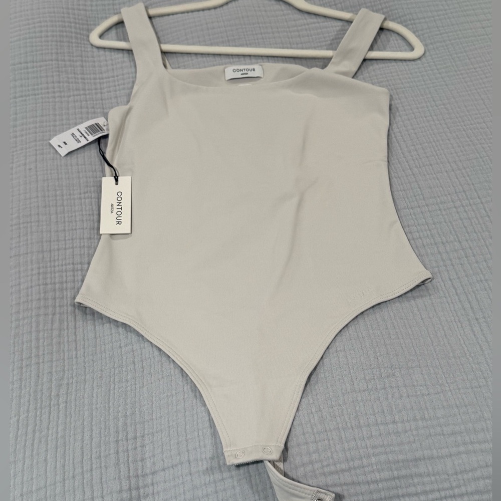 Aritzia square-neck bodysuit 
Color- pearl Size M
NWT- never worn